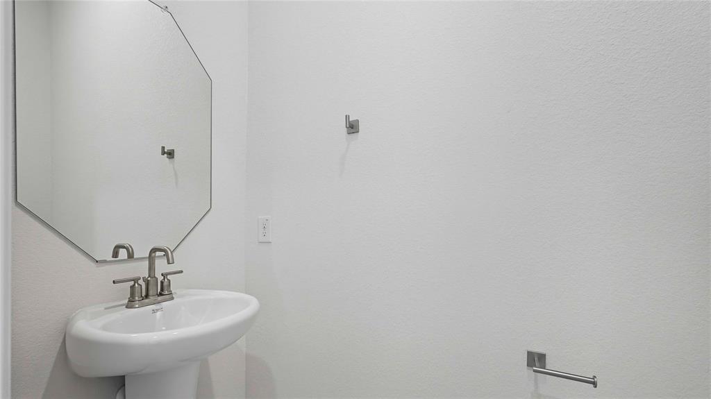 1019 Pitchfork Road Royse City, TX 75189 - Photo 22 of 25 a bathroom with a sink and mirror