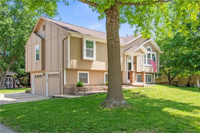 $320,000 | 1302 Huntington Lane, Greenwood, MO 64034