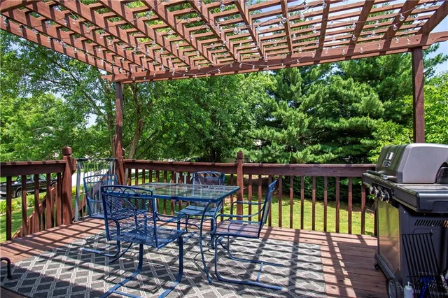 $320,000 | 1302 Huntington Lane, Greenwood, MO 64034