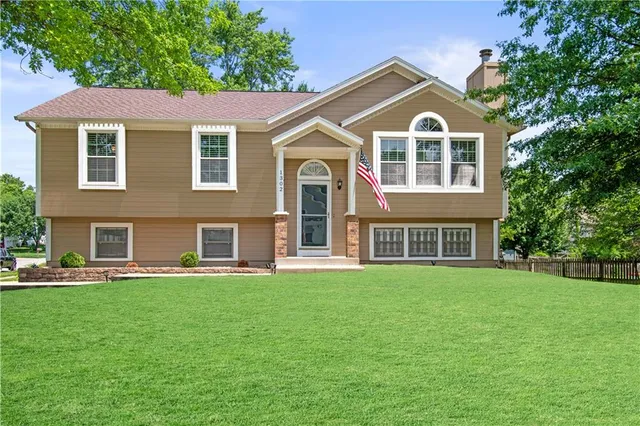 $320,000 | 1302 Huntington Lane, Greenwood, MO 64034