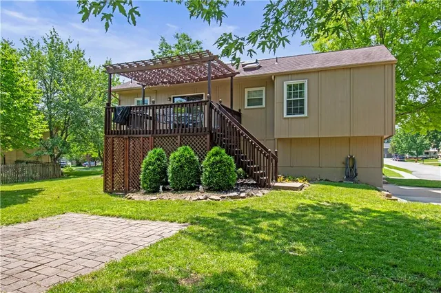 $320,000 | 1302 Huntington Lane, Greenwood, MO 64034