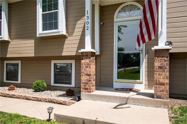 $320,000 | 1302 Huntington Lane, Greenwood, MO 64034