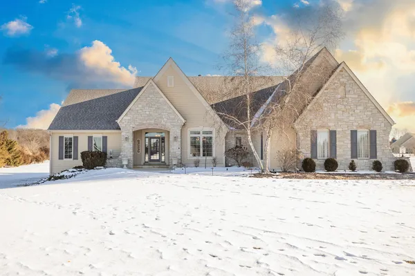 $984,900 | W330-s10080 Genevieve Drive, Mukwonago, WI 53149