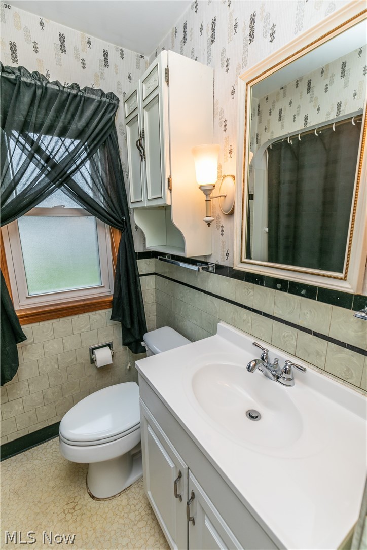 2405 Ralph Avenue Cleveland, OH 44109 - Photo 14 of 27 Main floor bathroom
