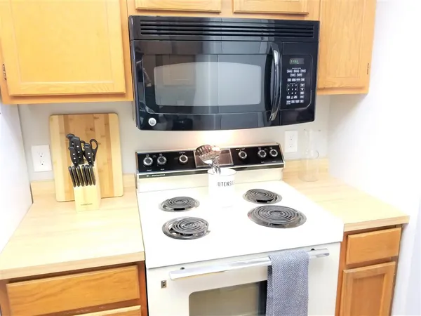 $2,550 | 803 Cocheco Court, Unit 803, Dover, NH 03820