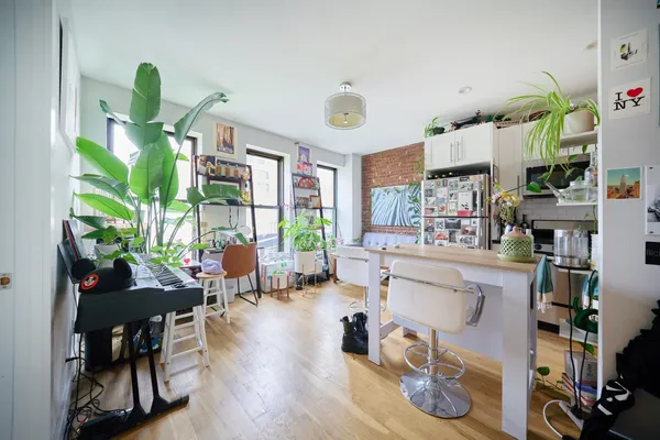 $4,600 | 335 West 43rd Street, Unit 4C | Hell's Kitchen