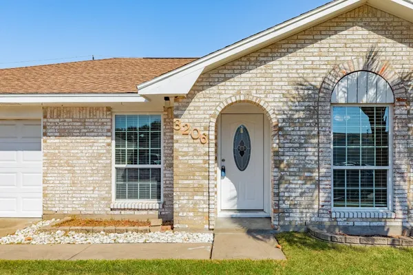 $2,400 | 3206 Pine Street, Galveston, TX 77551