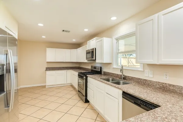 $2,400 | 3206 Pine Street, Galveston, TX 77551