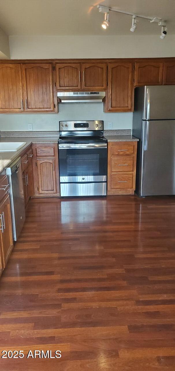 824 West Fordham Drive Tempe, AZ 85283 - Photo 6 of 20 a kitchen with granite countertop a stove and a sink