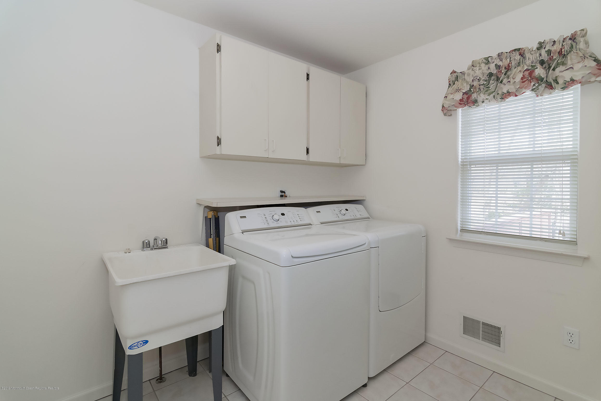 403 Meadowood Road Jackson, NJ 08527 - Photo 19 of 46 a utility room with dryer and washer