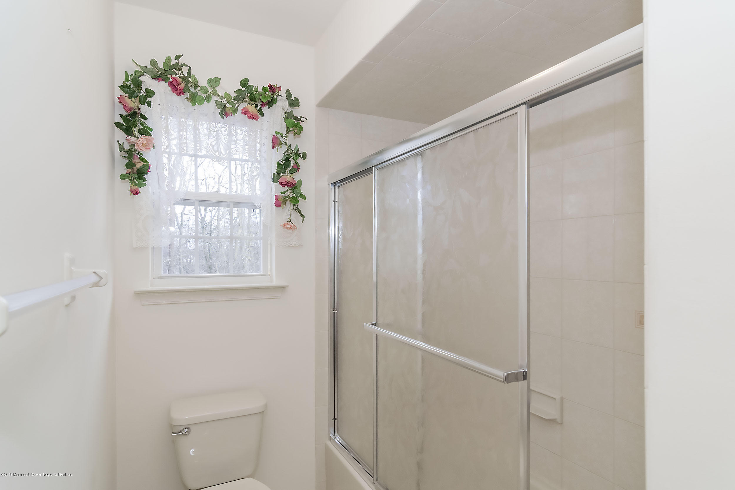 403 Meadowood Road Jackson, NJ 08527 - Photo 24 of 46 a bathroom with a shower curtain
