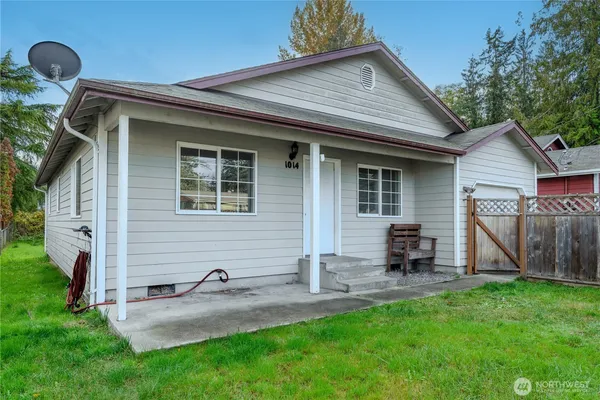 a view of outdoor space yard and porch