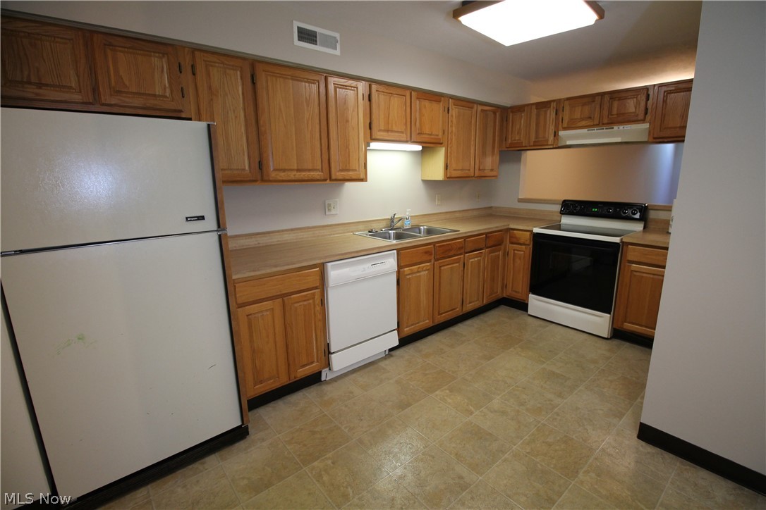 4695 Mayfield Road, Unit D South Euclid, OH 44121 - Photo 3 of 22 Kitchen as you enter from garage