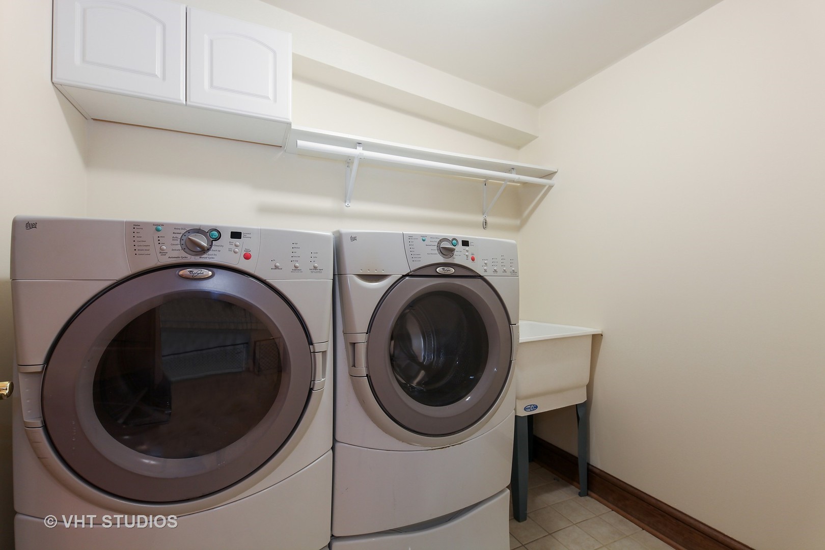 697 Rienzi Lane Highwood, IL 60040 - Photo 20 of 24 a utility room with dryer and washer