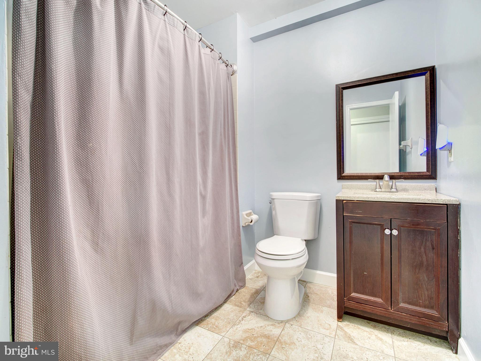 8 Beckett Court Ewing, NJ 08628 - Photo 14 of 20 a bathroom with a toilet a sink and a mirror