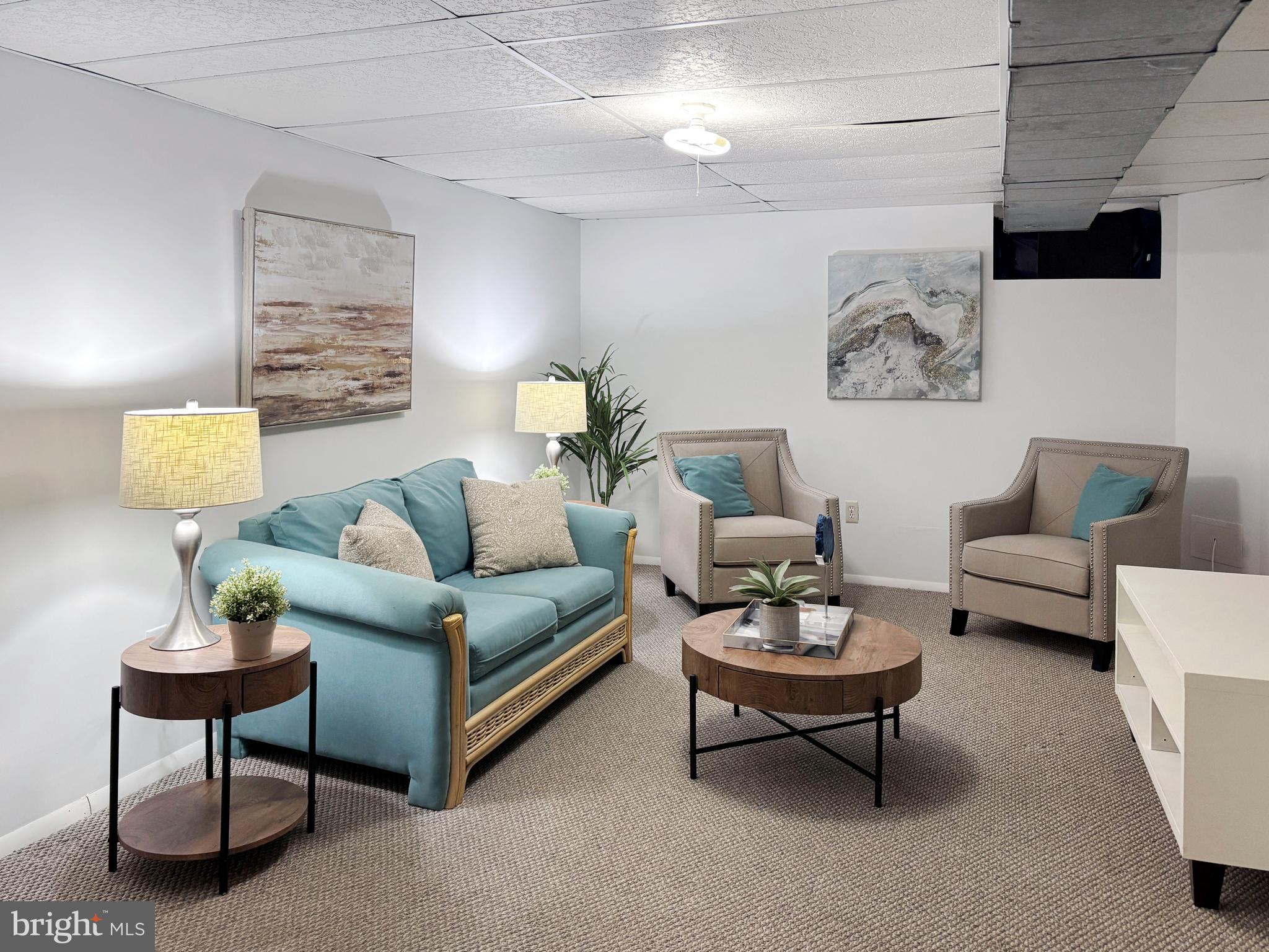 8 Beckett Court Ewing, NJ 08628 - Photo 10 of 20 a living room with furniture and a lamp