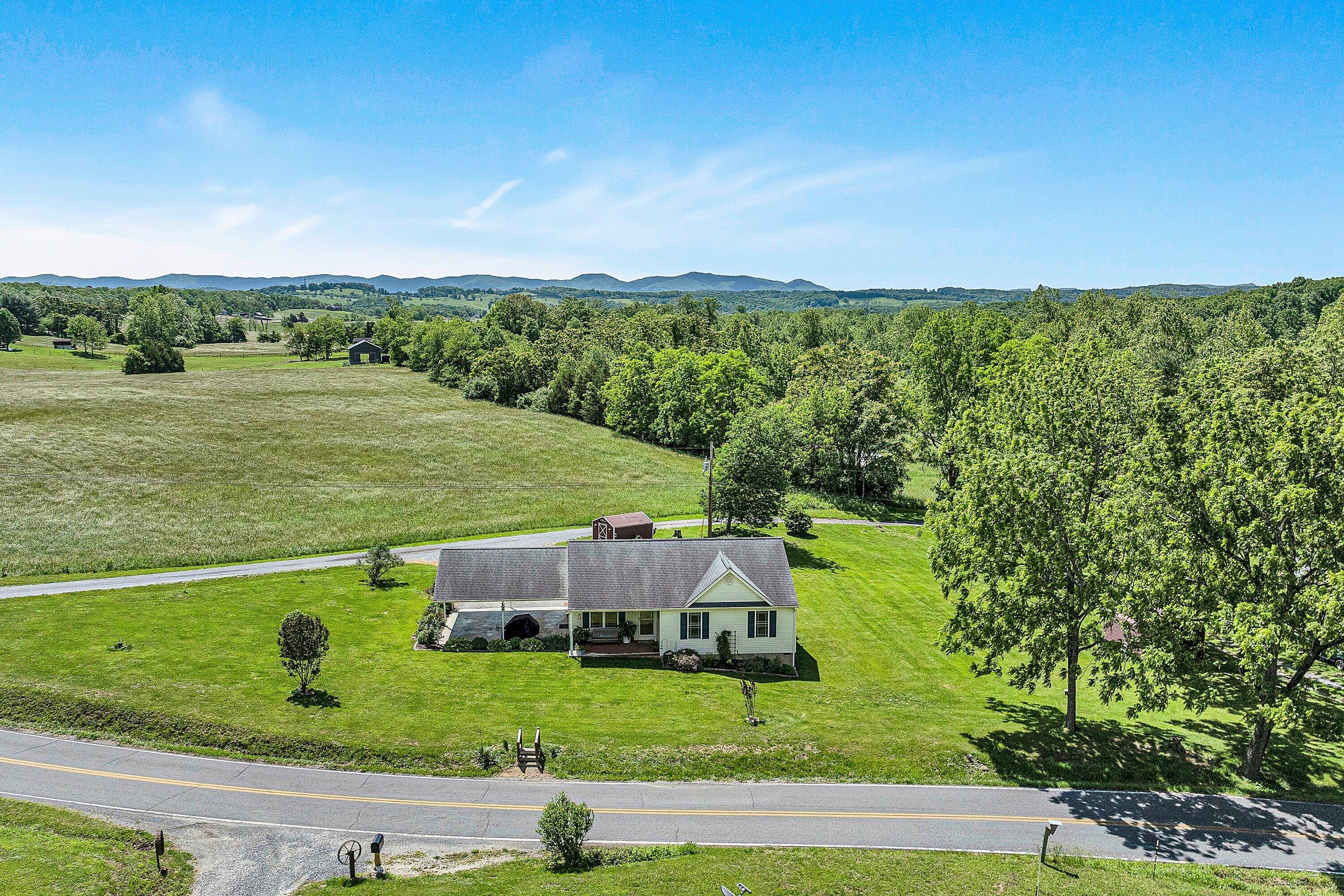 22 Spring Branch Lane Fincastle, VA 24090 - Photo 2 of 28 SGM-0357