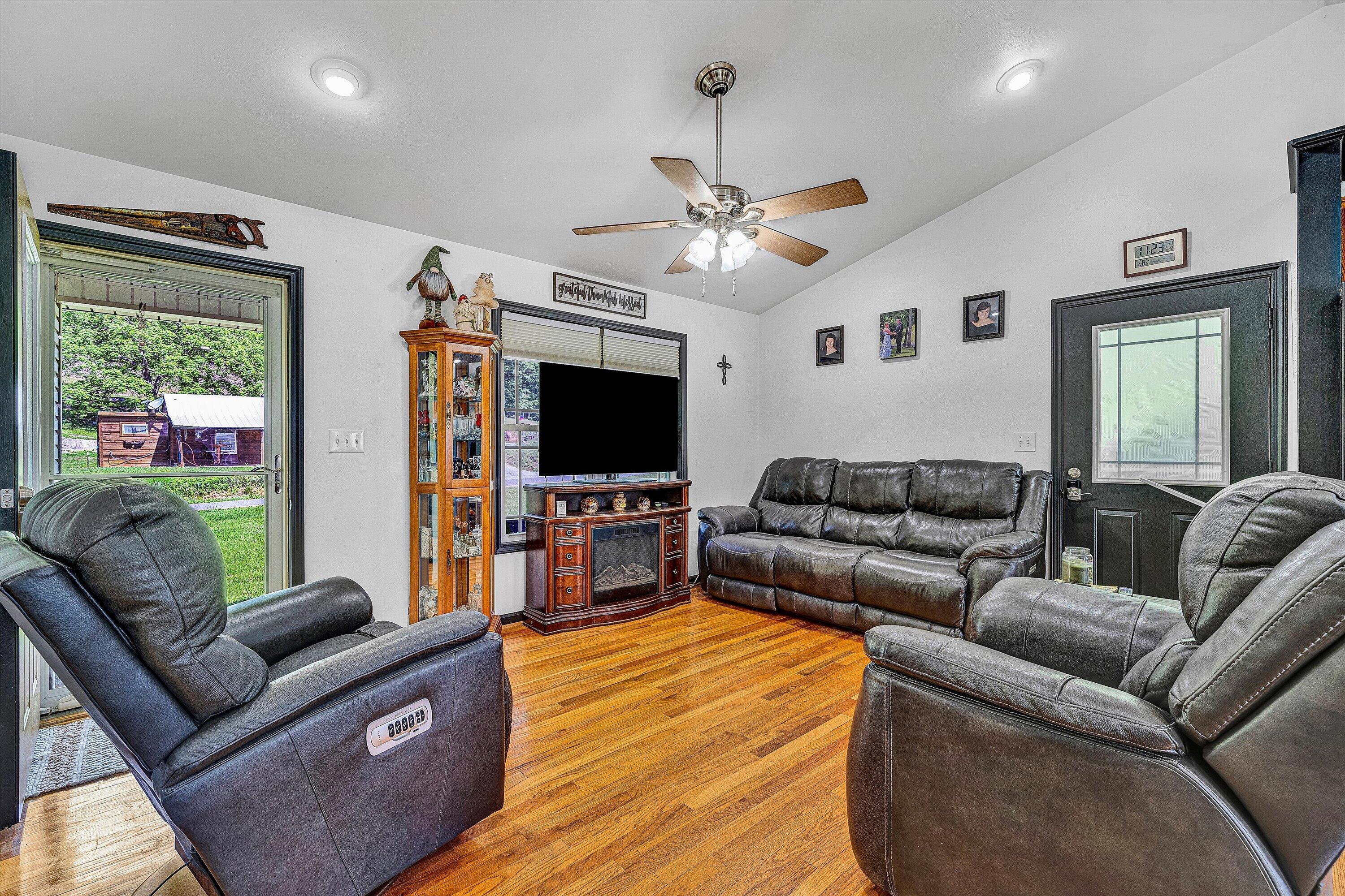 22 Spring Branch Lane Fincastle, VA 24090 - Photo 4 of 28 13-SGM-09585