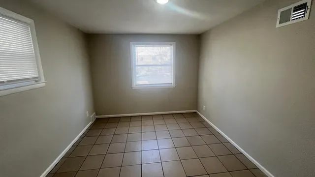 $950 | 5693 North 36th Street, Unit LOWR, Milwaukee, WI 53209