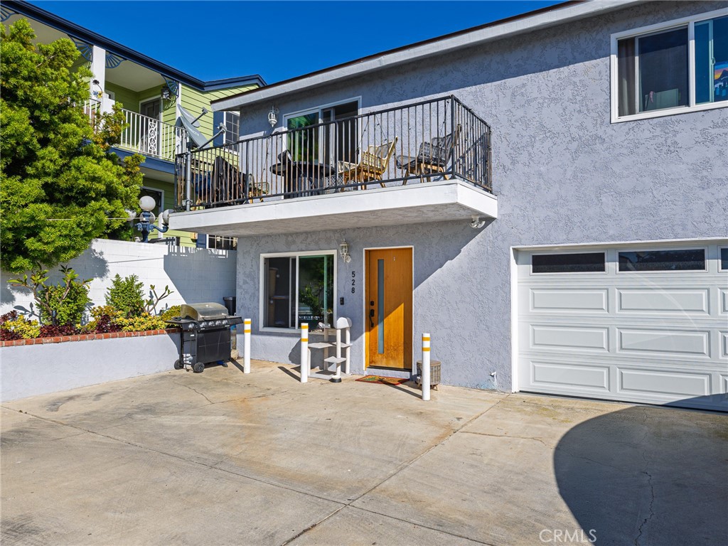 526 Sheldon Street El Segundo, CA 90245 - Photo 21 of 41 a view of a house with a patio