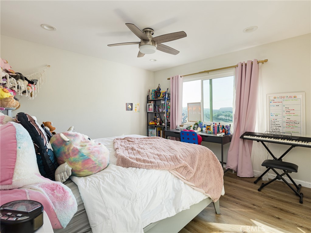 526 Sheldon Street El Segundo, CA 90245 - Photo 38 of 41 a bedroom with a bed and a window