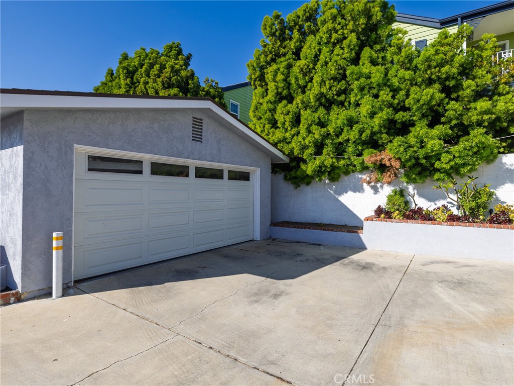526 Sheldon Street El Segundo, CA 90245 - Photo 41 of 41 a view of a backyard of a house