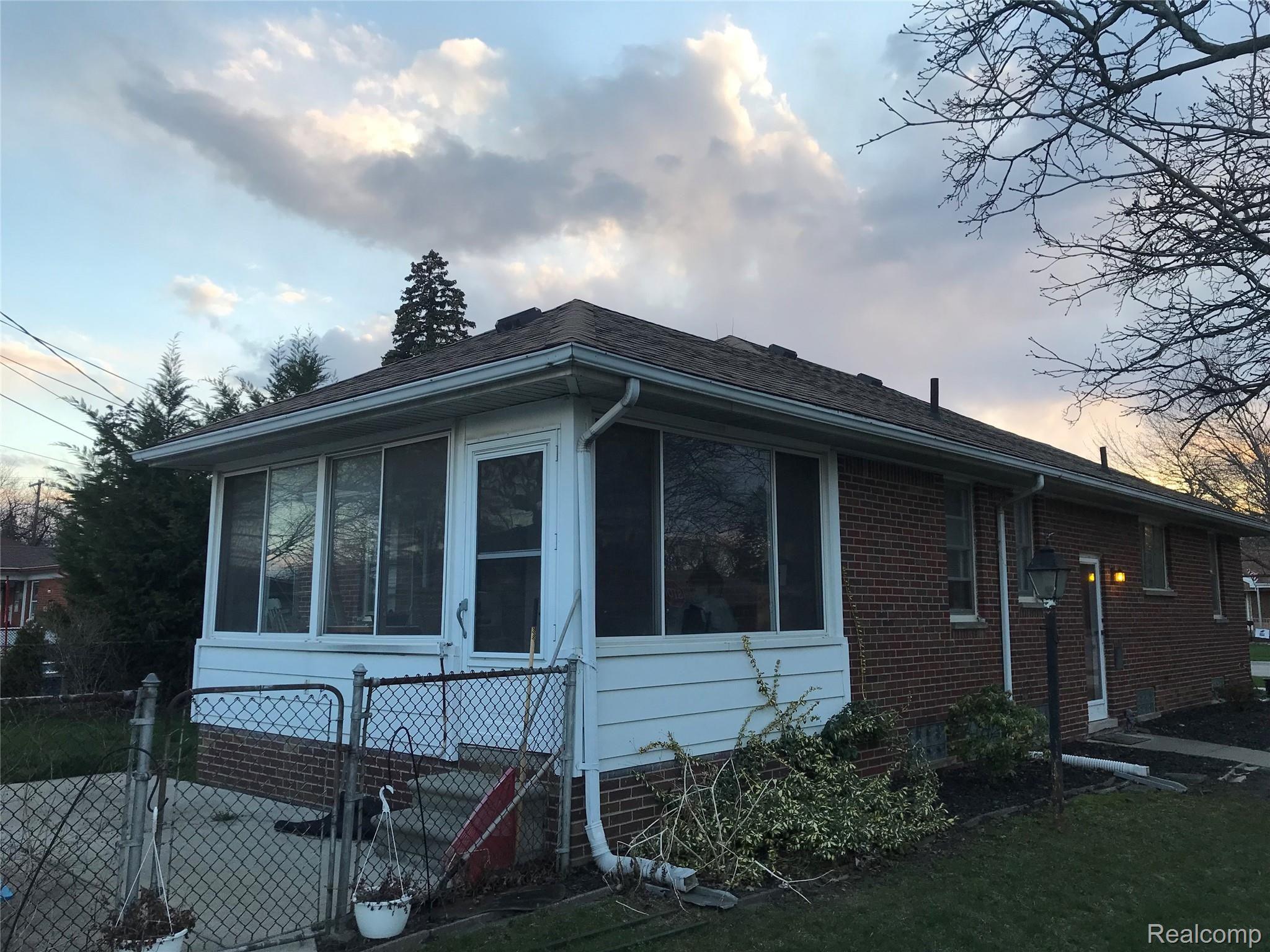7309 Rosedale Boulevard Allen Park, MI 48101 - Photo 3 of 4 F6F17BD4-E010-48B9-9498-2F94CE652735.jpeg