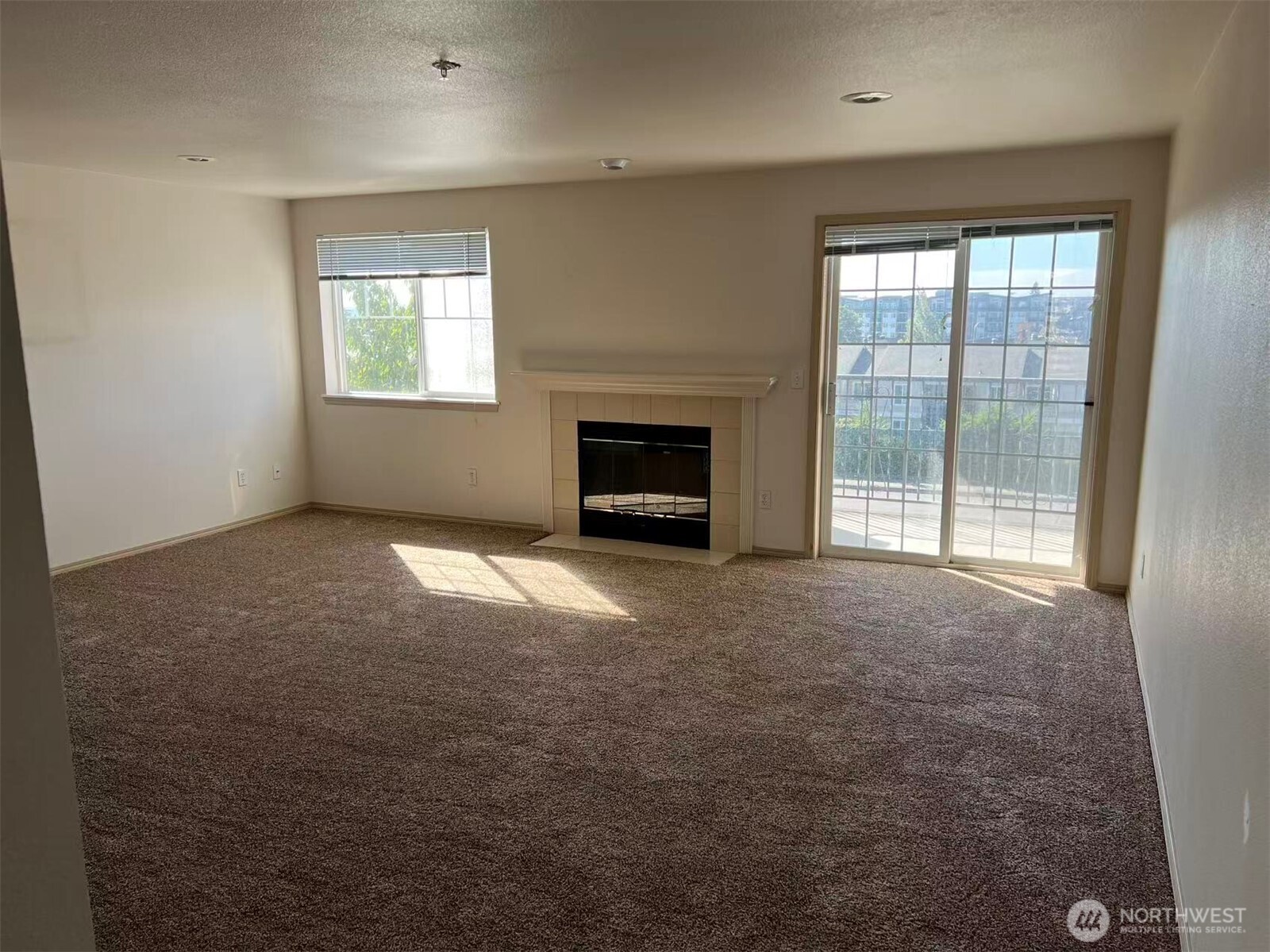 1160 Monroe Avenue Northeast, Unit D3 Renton, WA 98056 - Photo 4 of 15 an empty room with a fireplace and window