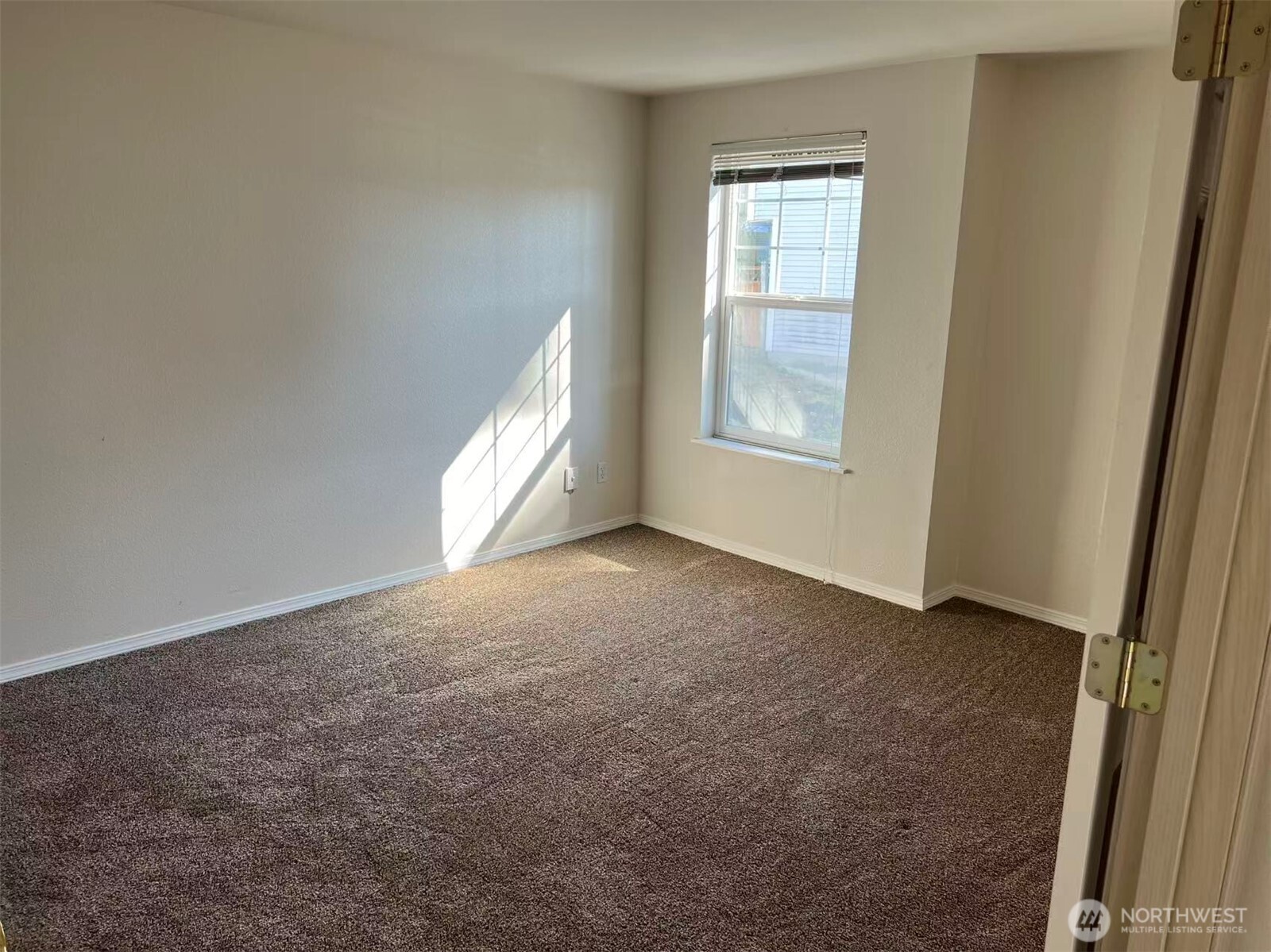1160 Monroe Avenue Northeast, Unit D3 Renton, WA 98056 - Photo 10 of 15 an empty room with windows