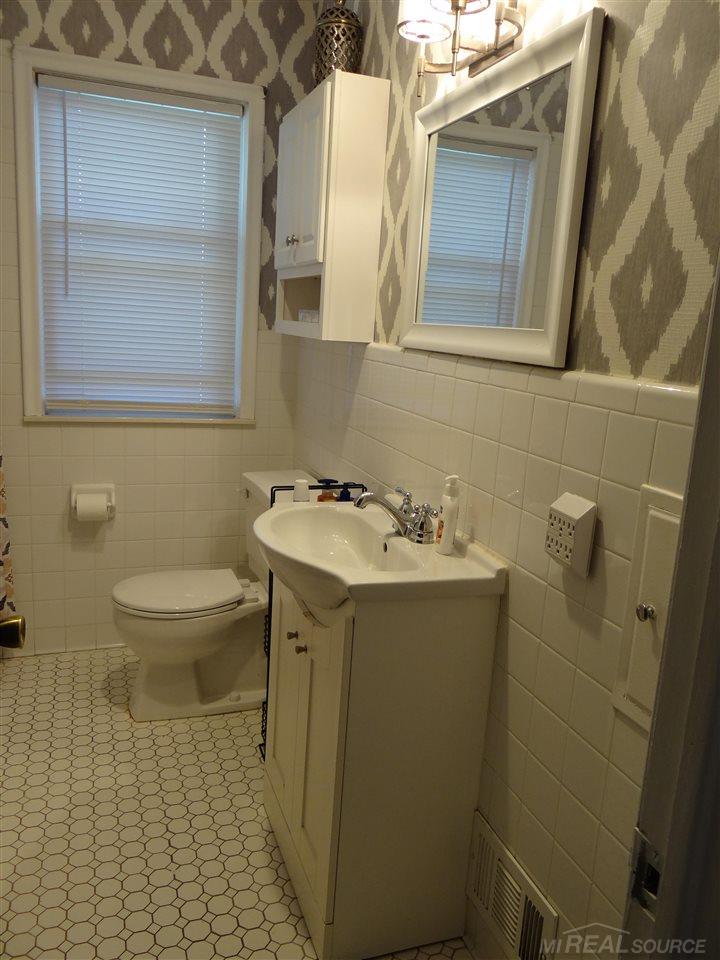 2037 Vernier Road Grosse Pointe, MI 48236 - Photo 12 of 38 50053995-11.JPG