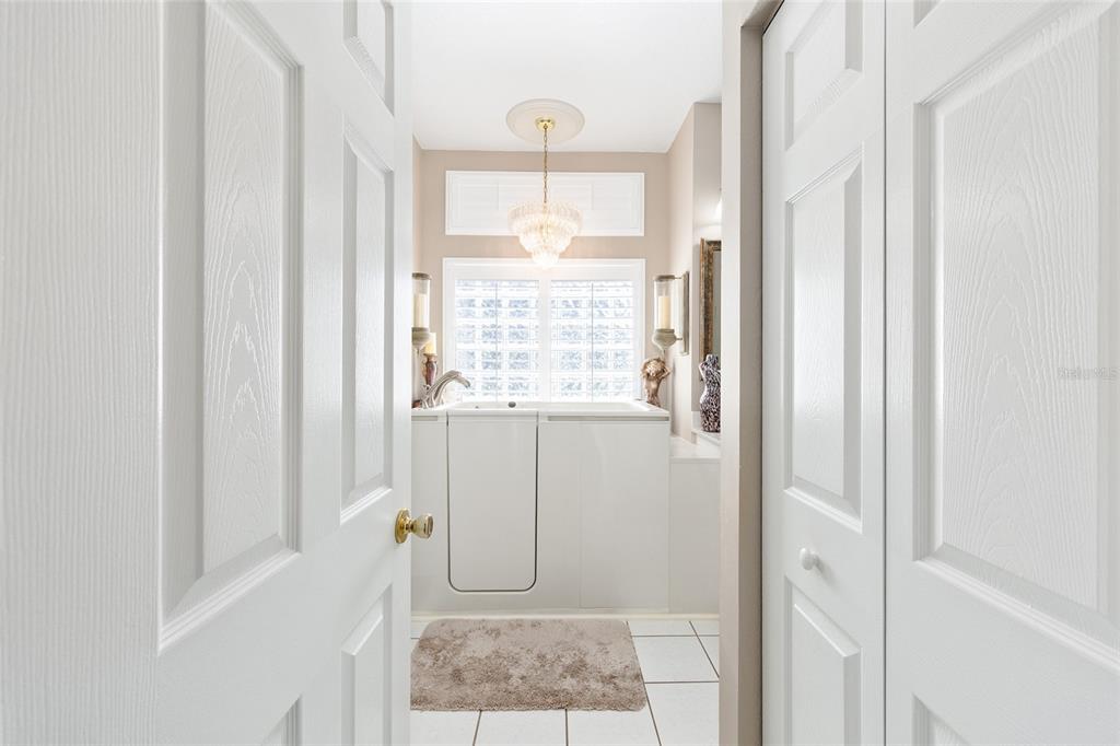 11615 Southwest 72nd Circle Ocala, FL 34476 - Photo 33 of 51 a bathroom with a window