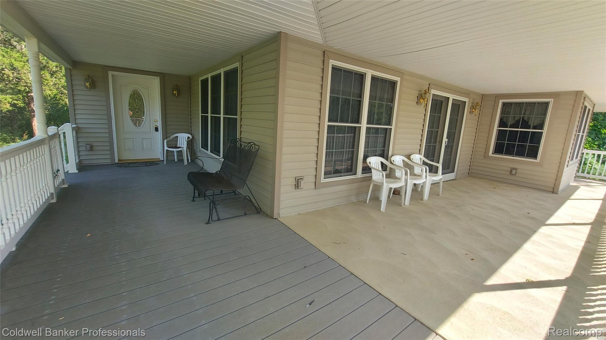 997 South Garner Road Milford, MI 48380 - Photo 4 of 43 Large wrap around porch.