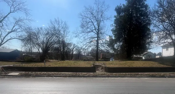 $12,000 | 201 West Main Street, Vienna, IL 62995