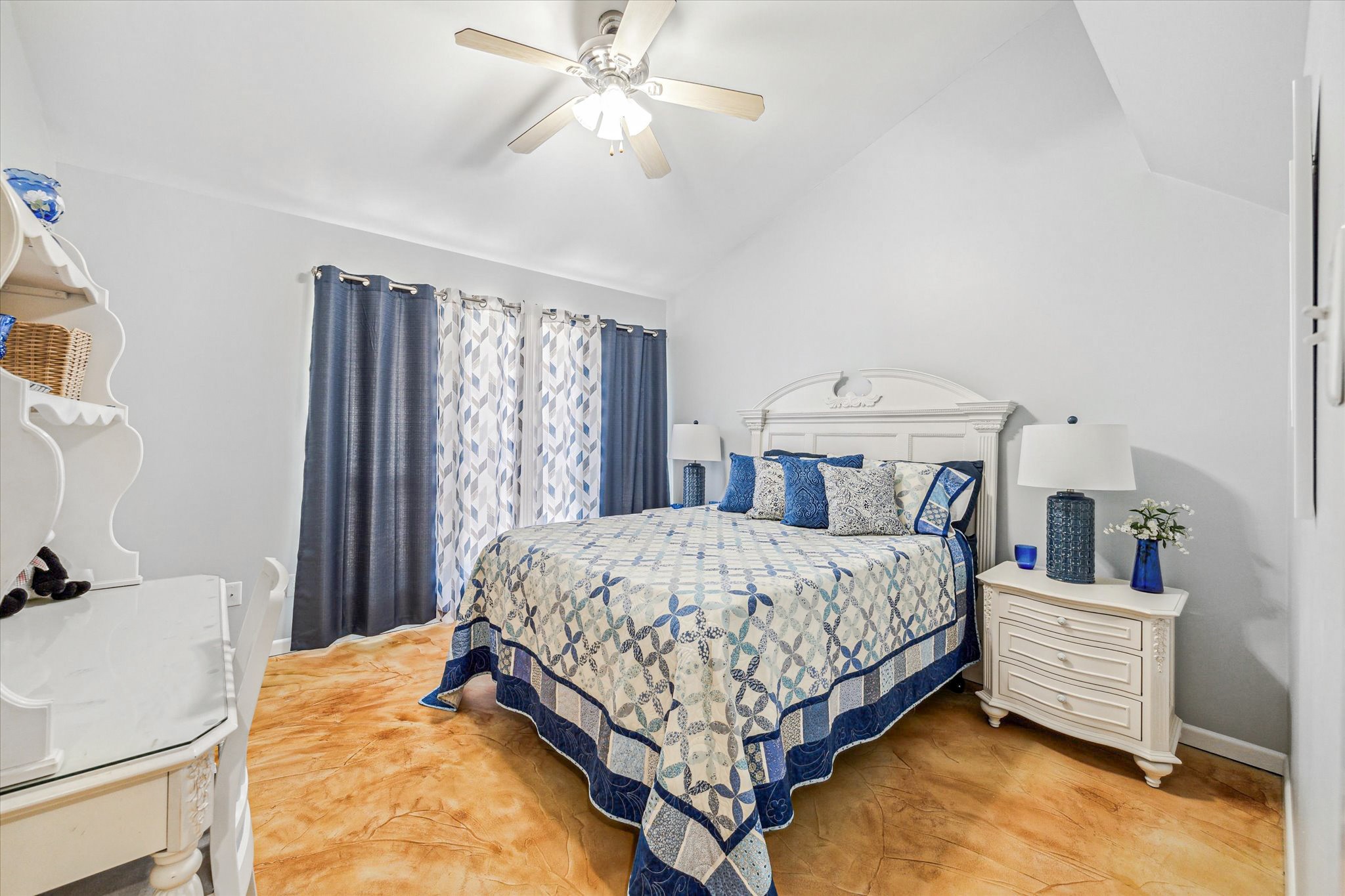 25814 Water Ridge Drive Houston, TX 77336 - Photo 19 of 41 Secondary Bedroom 2 - located on HALF level