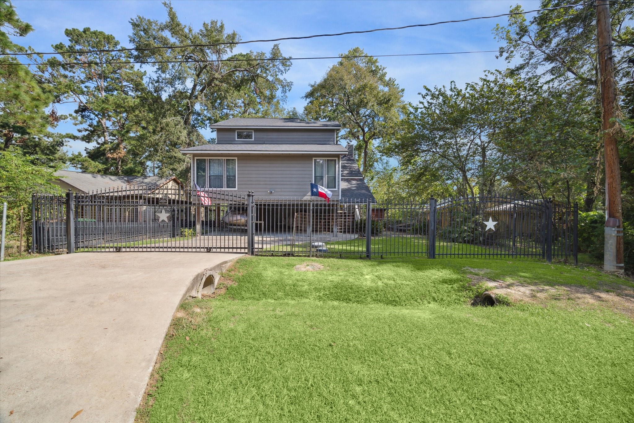 25814 Water Ridge Drive Houston, TX 77336 - Photo 3 of 41 Home features beautiful curb appeal and two access gates. Look at that roof!