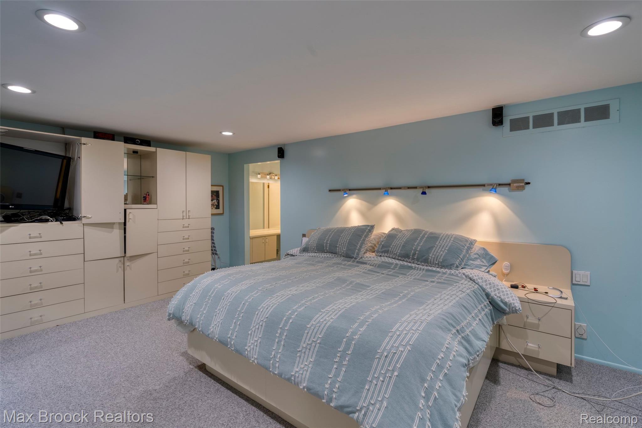 30600 High Valley Road Farmington, MI 48331 - Photo 28 of 32 30600_high_valley-27.jpg