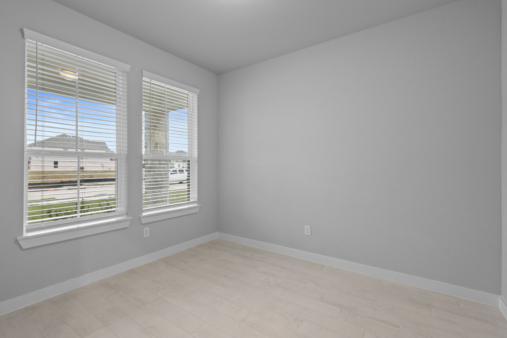 619 Yard Master Trail Rosharon, TX 77583 - Photo 13 of 46 an empty room with a window