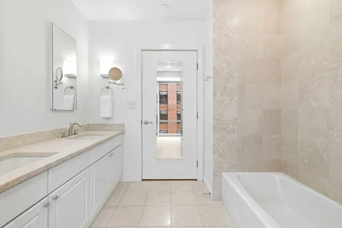 $1,195,000 | 80 Broad Street, Unit 602, Boston, MA 02110