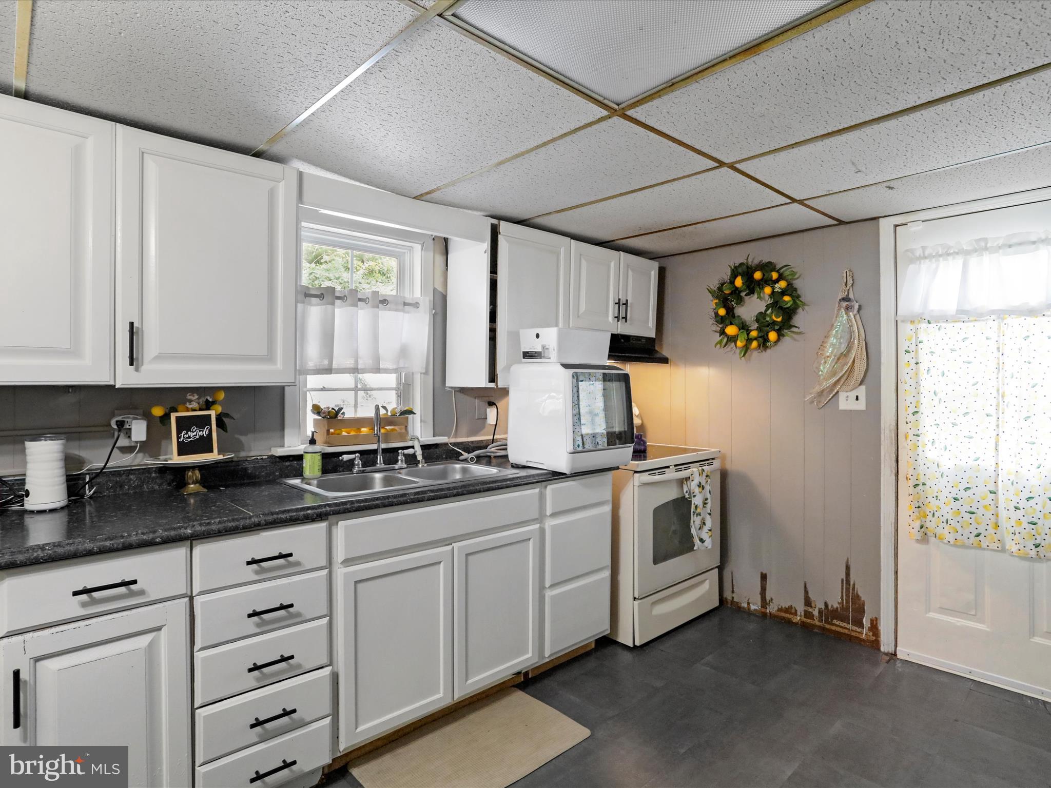 Kitchen (third view)