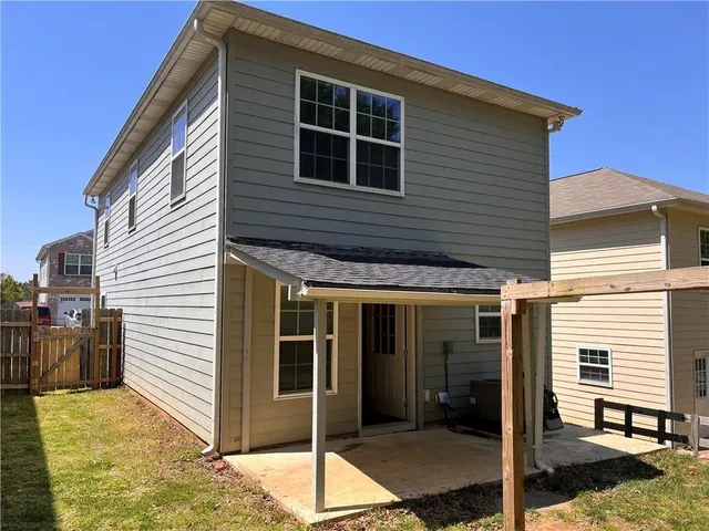 a view of a house with a backyard