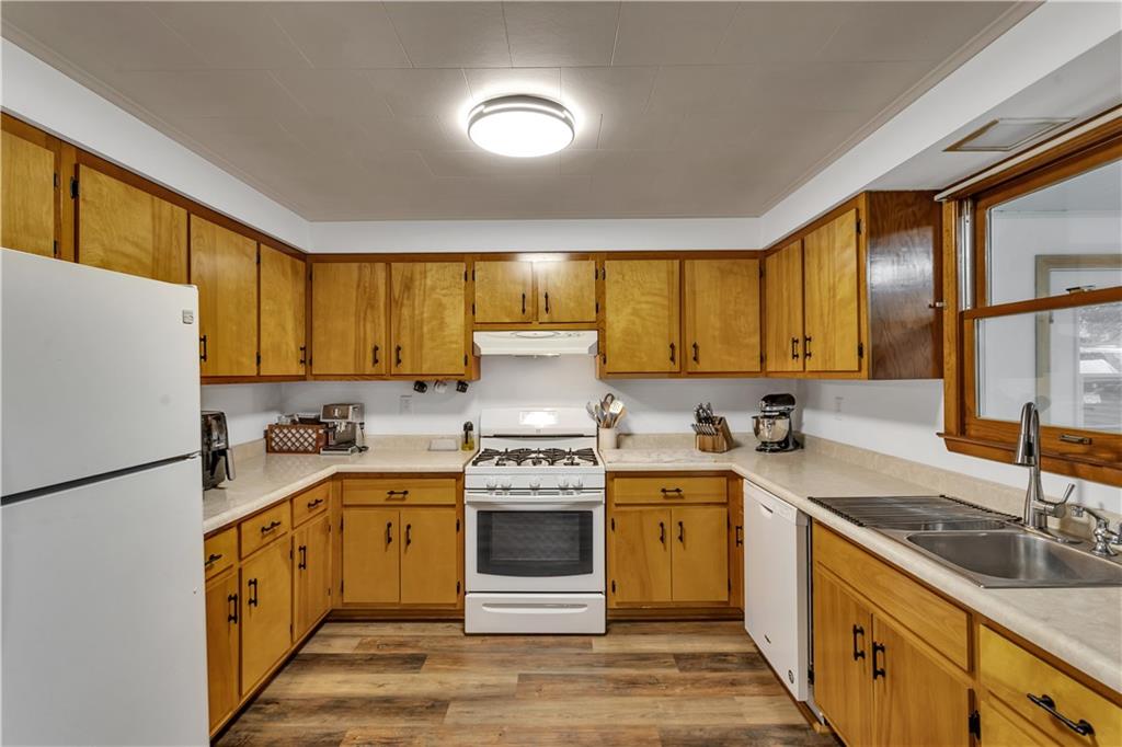 156 Manor Road Delmont, PA 15626 - Photo 11 of 32 17x11 Kitchen - All Appliances Stay with the Home.