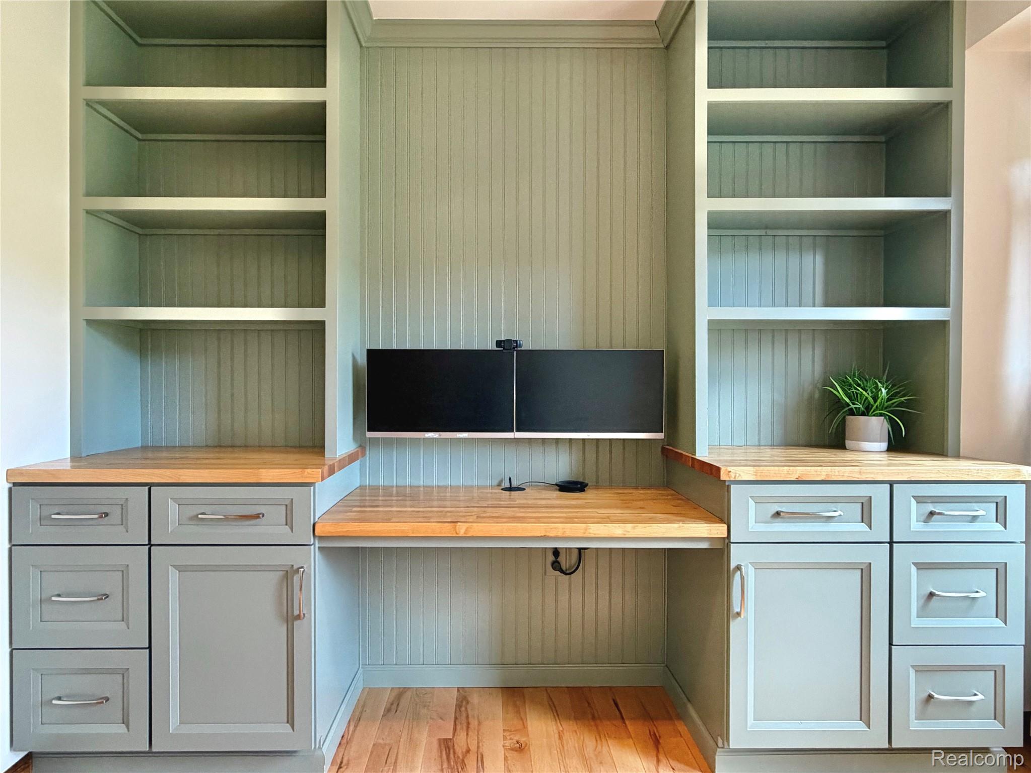 306 Michelson Road Rochester, MI 48307 - Photo 16 of 33 Dual monitors will stay