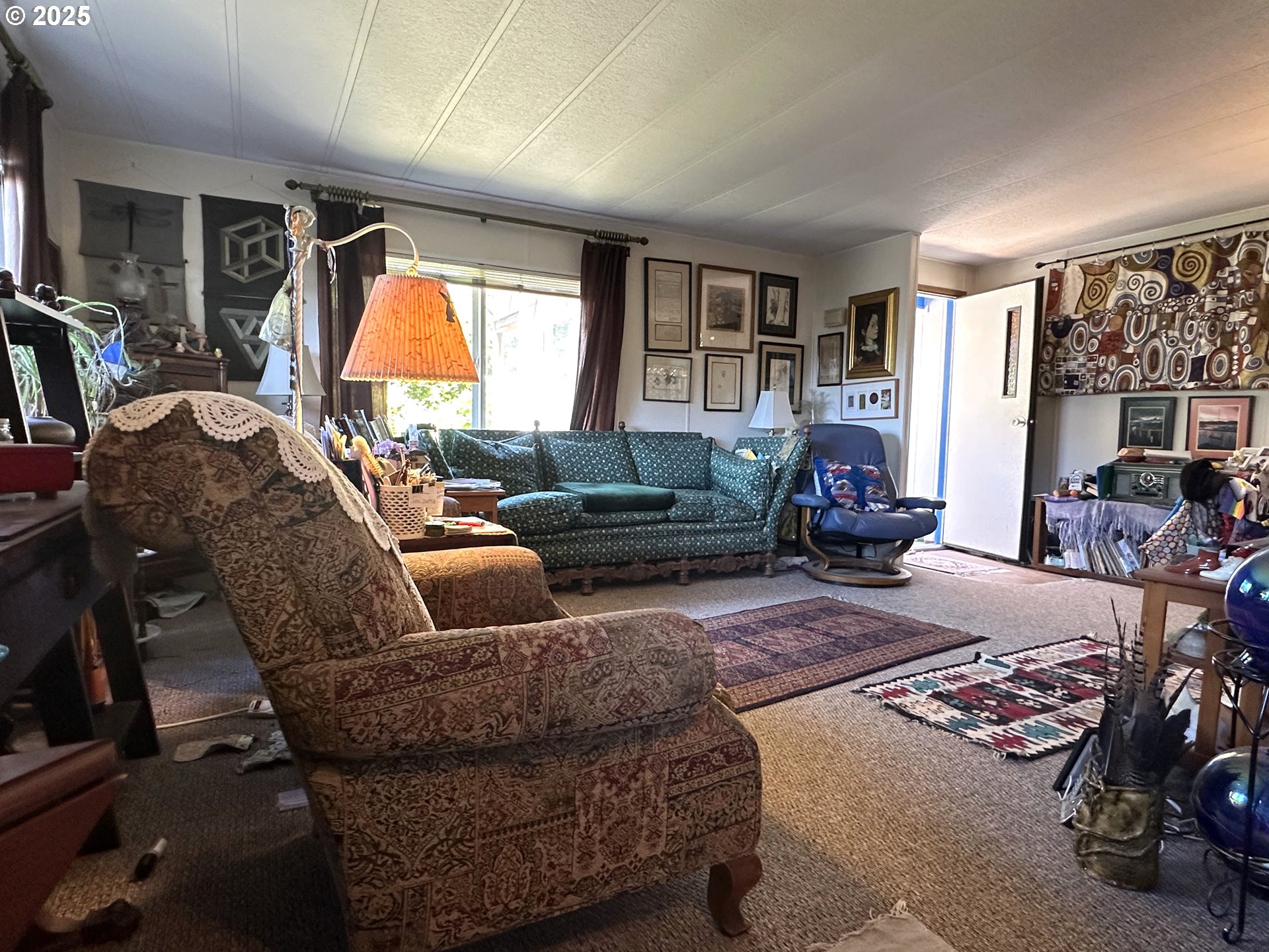 1601 Rhododendron Drive, Unit 572 Florence, OR 97439 - Photo 3 of 31 a living room with furniture and a window