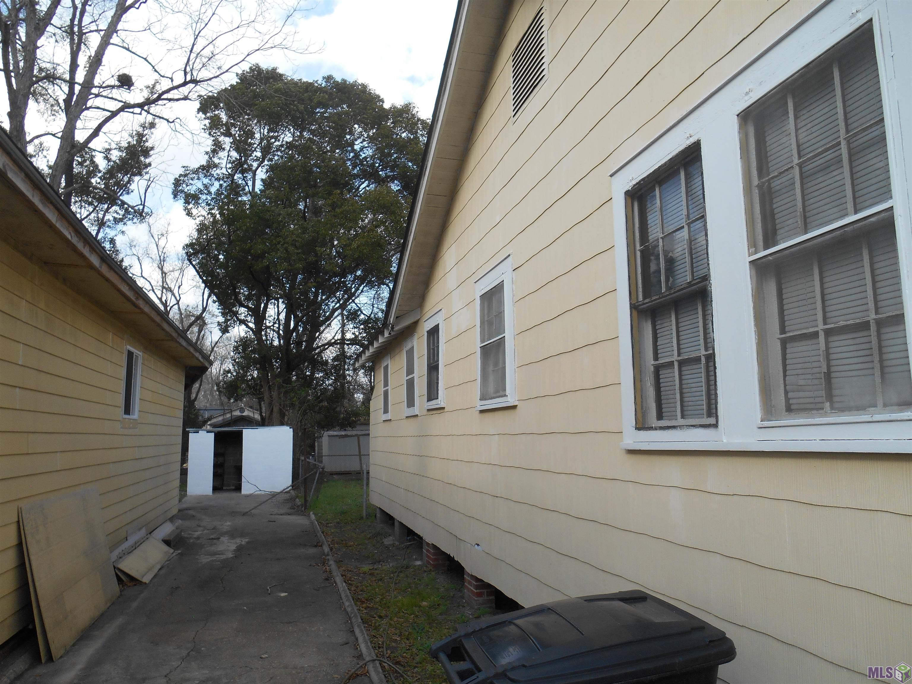 2445 Edgewood Drive Baton Rouge, LA 70802 - Photo 4 of 9 EAST SIDE OF HOME