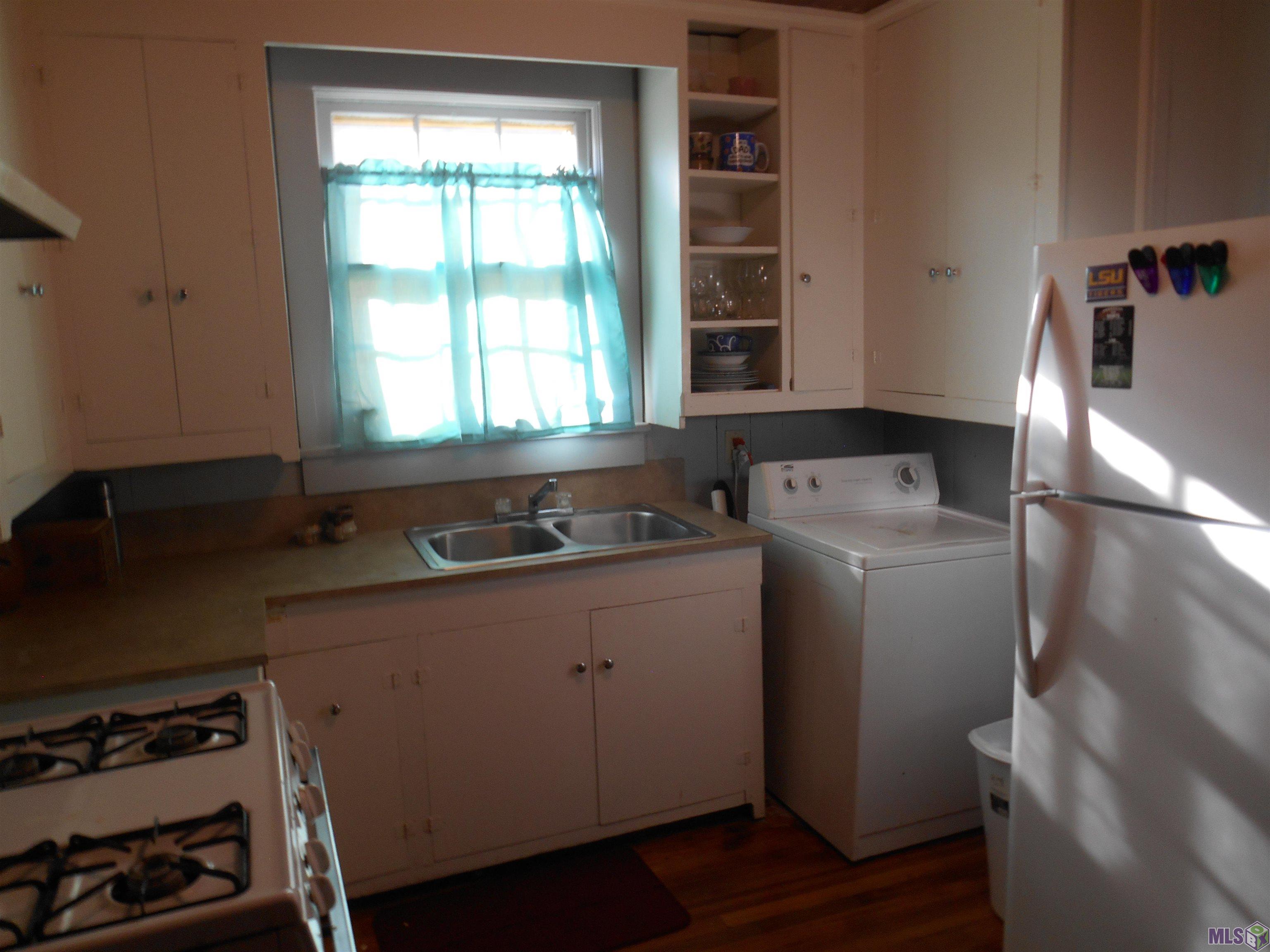 2445 Edgewood Drive Baton Rouge, LA 70802 - Photo 5 of 9 KITCHEN