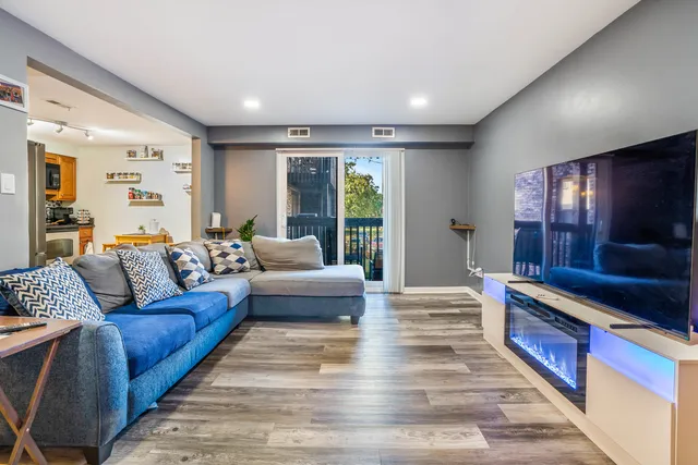 $199,000 | 4553 West 56th Street, Unit 204, Chicago, IL 60629