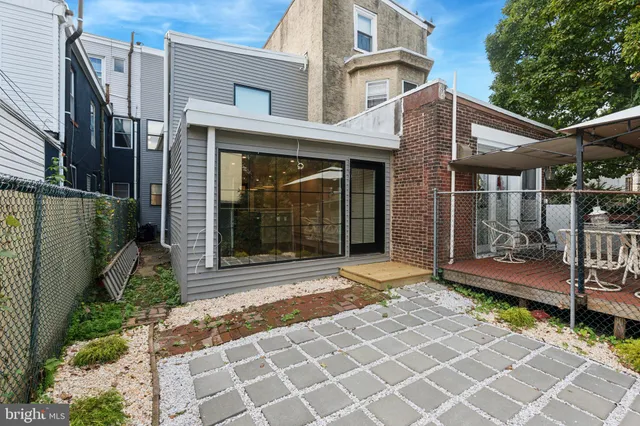 a view of a entrance gate of the house