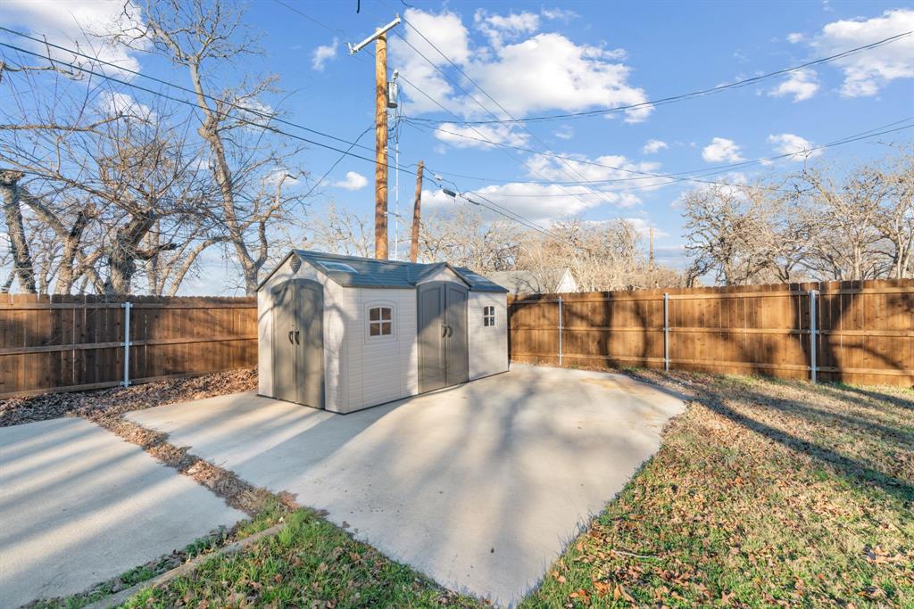 1021 Poe Street Azle, TX 76020 - Photo 35 of 38 a view of a backyard
