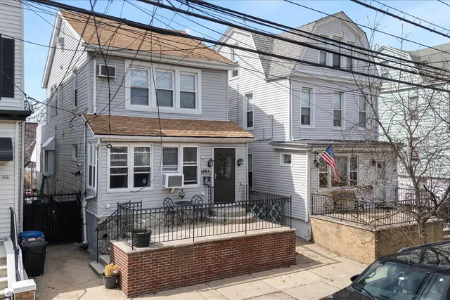 $825,000 | 1865 Mulford Avenue | Pelham Bay