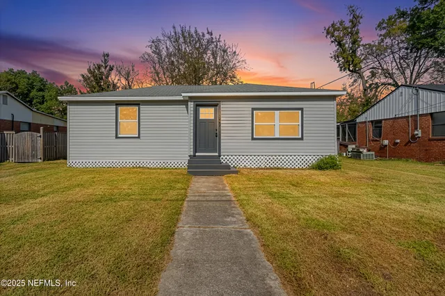 a view of a house with a backyard